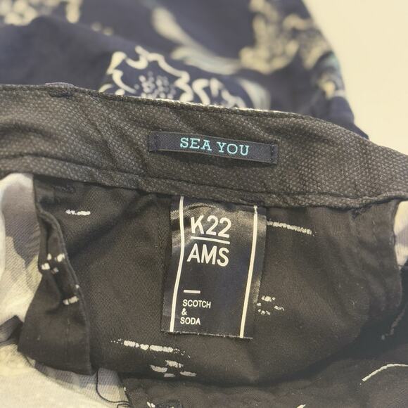 Scotch & Soda Navy Floral Bermuda Shorts in Size 36 - Picture 4 of 7